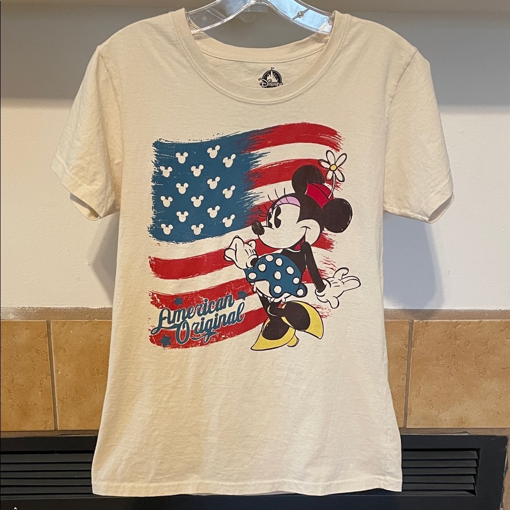 🟨🟨 Disney Women’s Cream Minnie Mouse American Flag T-Shirt (size M)